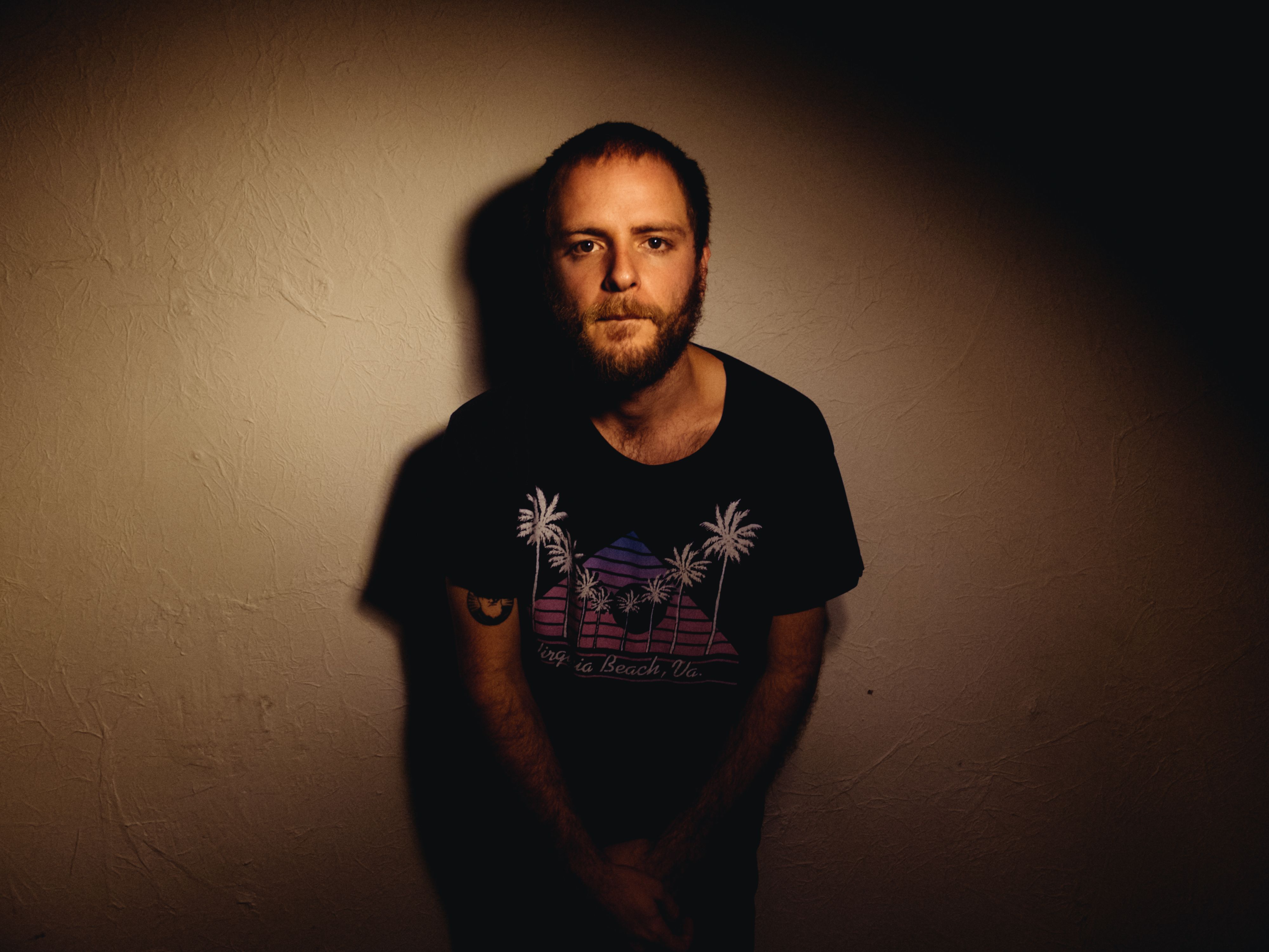 Aposta da nova música brasileira, Galego faz pop suingado em 'Transeatlântico'