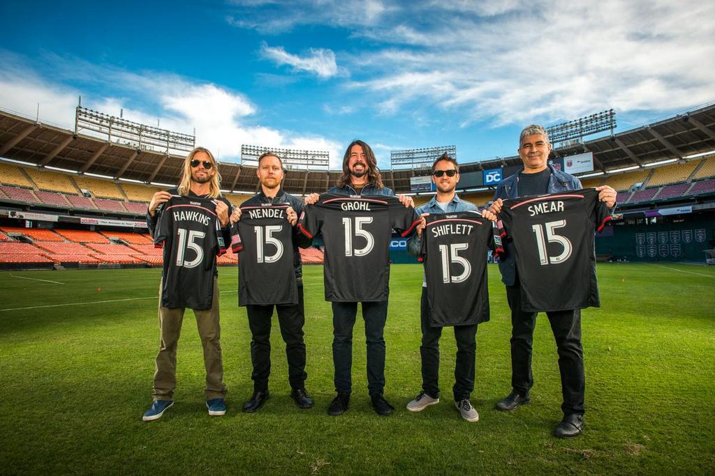 De passagem por Washington, integrantes da banda Foo Fighters posam com camisas de time da MLS