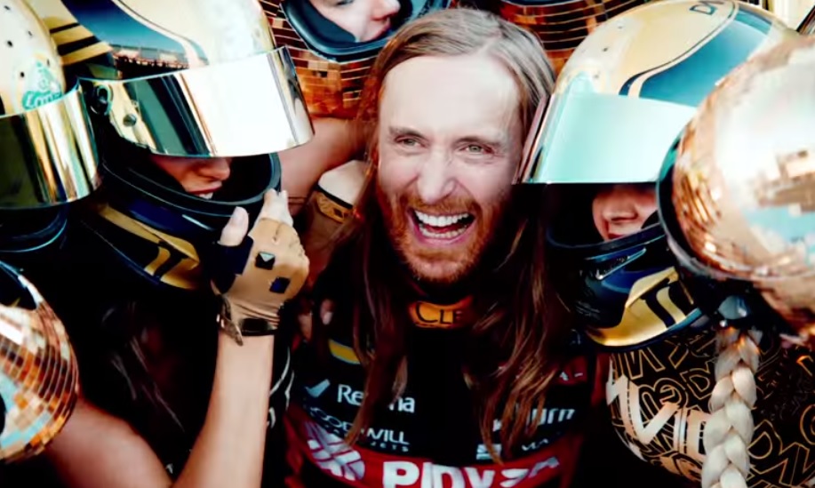 Novidade no grid em 2015? David Guetta vira piloto da Lotus em seu novo clipe