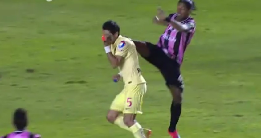 Ronaldinho acerta pontapé no rosto de adversário em vitória do Querétaro; veja