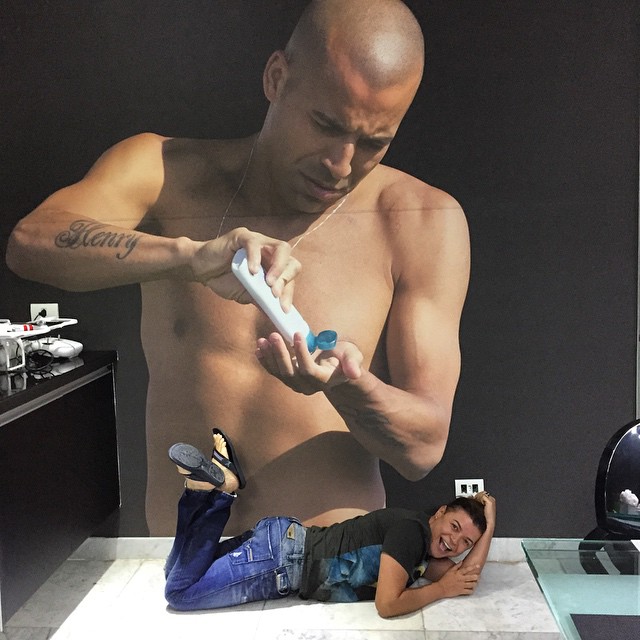 WTF do dia: David Brazil faz foto estilo 'terra de gigantes' com Emerson Sheik