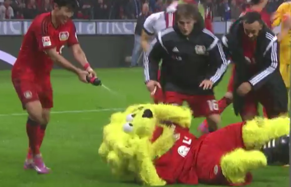 Mascote do Bayer Leverkusen é alvo de 'montinho' após vitória sobre o Schalke; assista