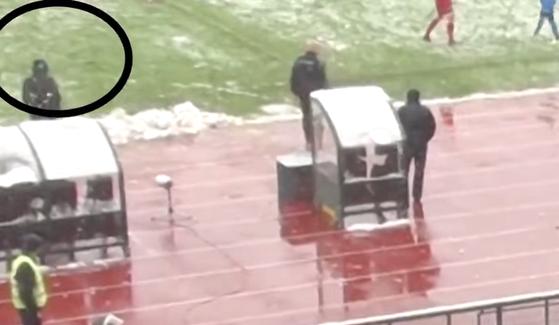 Técnico é atingido por bola de neve em clássico na Bulgária e ‘quase morre’; entenda