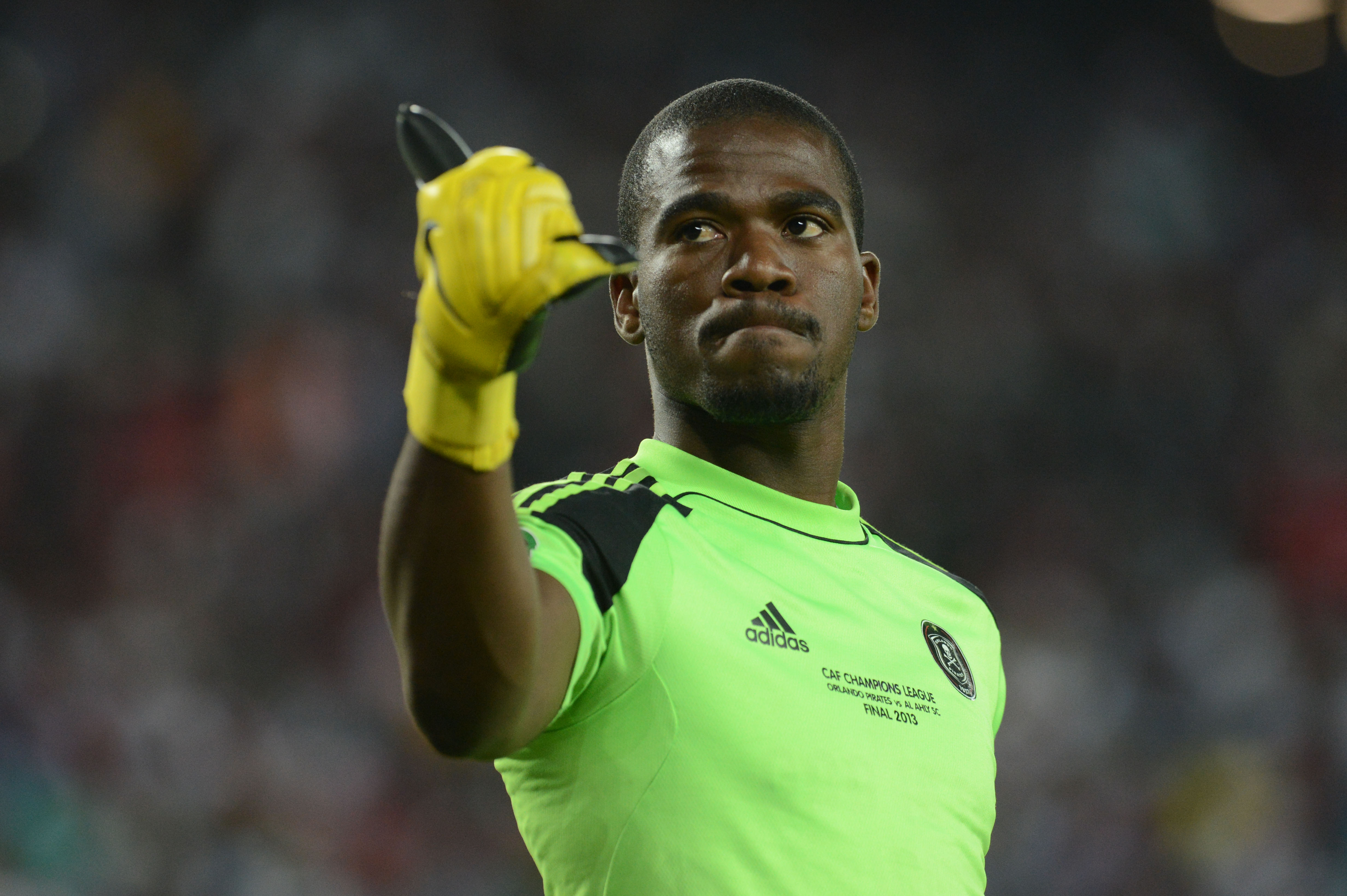 Goleiro da seleção da África do Sul morre ao tentar proteger namorada de assalto