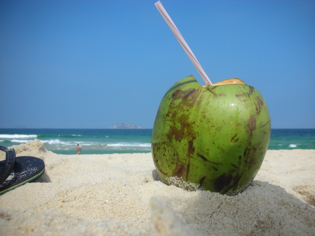 Água de coco é uma das melhores alternativas no combate à ressaca. Repõe os sais mineiras e o açúcar perdidos e ainda hidrata o organismo