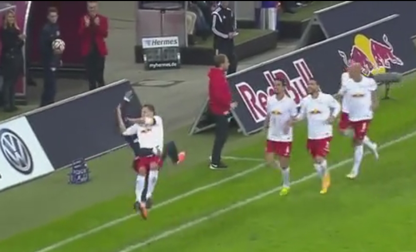 Atacante alemão comemora gol dando golpe de vale tudo em companheiro; assista