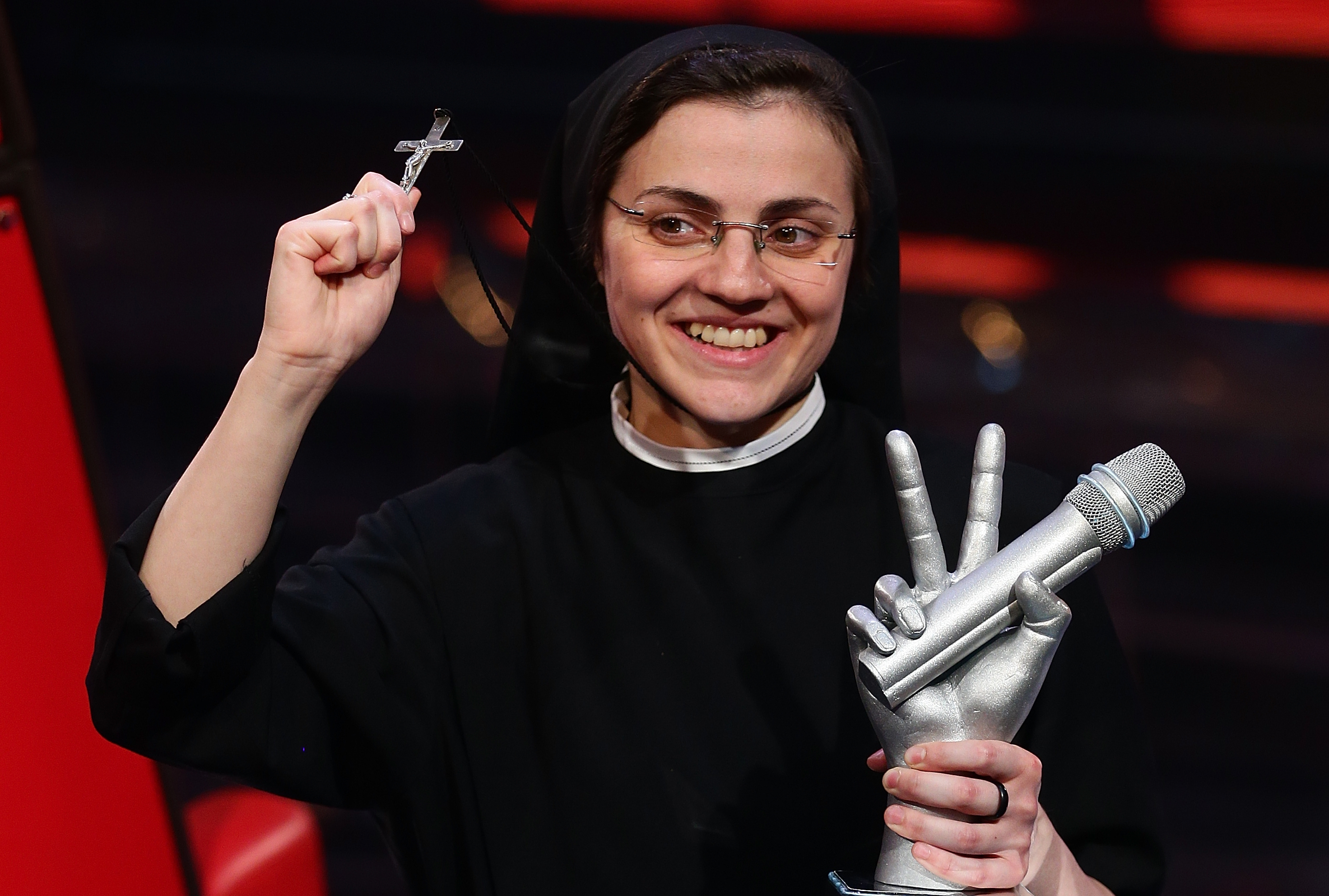 Freira italiana que cantou 'Like a Virgin' diz que objetivo é evangelizar
