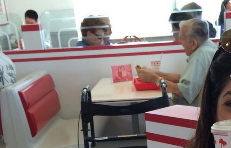 Viúvo janta em lanchonete com foto da mulher à mesa; a história dele é lindona