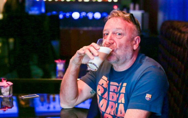 Colocamos Peter Hook na parede e perguntamos se ele prefere New Order ou Joy Divison