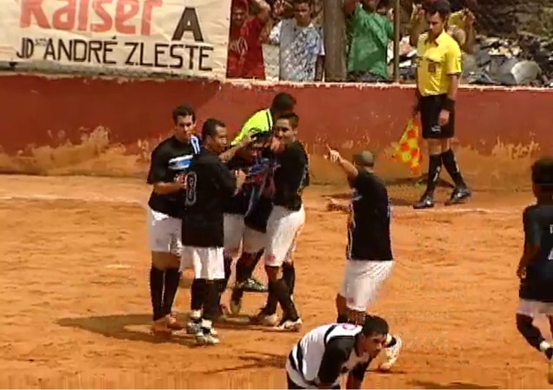 Boa hora para juntar os amigos e jogar uma pelada, pois nada mais lumbersexual do que um bom futebol de várzea 