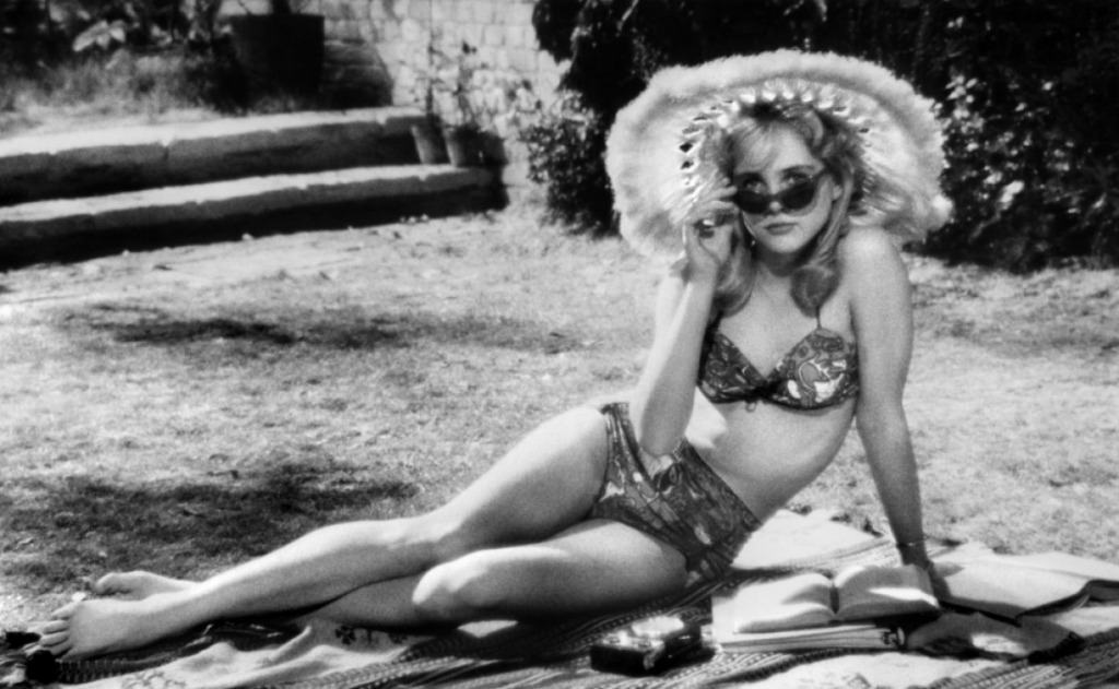 História de um professor que fica obcecado por uma ninfeta de 14 anos, é o centro de “Lolita” de Vladimir Nabokov. No cinema, coube a Sue Lyon viver o papel central no filme de mesmo nome de Stanley Kubrick dirigiu em 1962