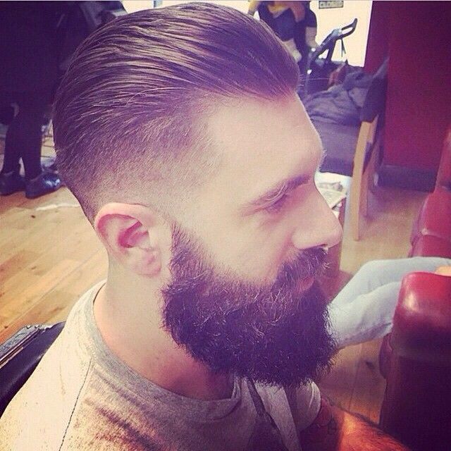 Saiba que existem os lumbersexuais e os metrojacket, uma versão um pouco menos rústica, onde o visual meio antigo impera, corte de cabelo meio reco num barbeiro mesmo, mas deixe a barba sempre! 