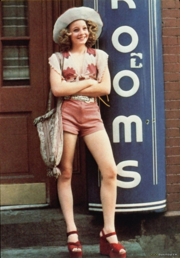 Jodie Foster tinha 14 anos quando viveu Iris, uma prostituta que pega o taxi de Travis Bickle (Robert DeNiro), fugindo do seu cafetão, no filme “Taxi Driver” (1976) de Martin Scorsese 