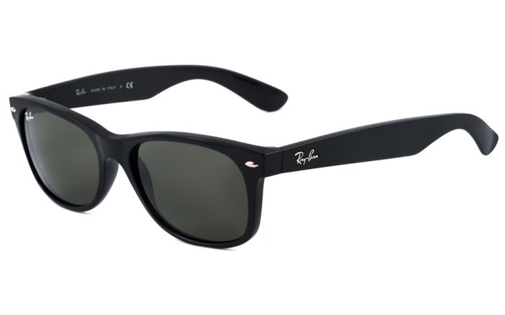 Óculos de sol modelo Wayfarer da Ray Ban; R$ 399, na Óculos Shop (http://www.oculosshop.com.br/). Preço pesquisado em novembro, sujeito a modificações