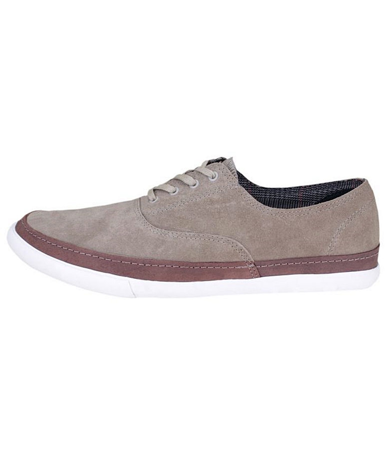 Tênis Converse em camurça; R$ 219, na Renner (http://www.lojasrenner.com.br/). Preço pesquisado em novembro, sujeito a modificações