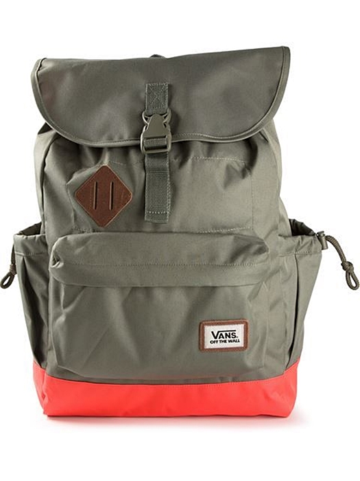 Mochila Vans; R$ 390, na Farfetch (http://www.farfetch.com/br/). Preço pesquisado em novembro, sujeito a modificações 