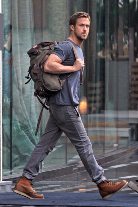 Carregue sua mochila com seu macbook air como se estivesse levando um machado. A atitude macho faz a diferença para quem quer adotar o estilo lumber, como o faz o ator Ryan Gosling 