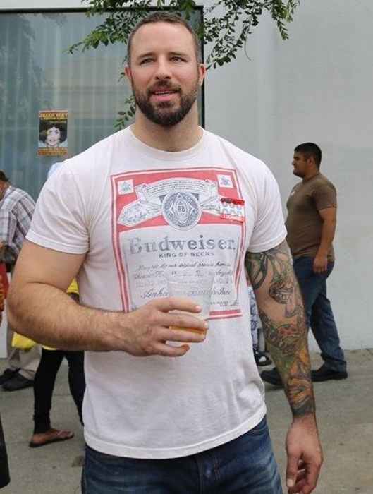 Cuidado, se for muito peludo, meio gordão, com barba, e um cara igual te der uma cantada, saiba que entre os gays existe uma tribo conhecida por ursos. Ou seja, de nada adiantou você se esforçar tanto para parecer um lumber, se tem um barbado atrás de você 