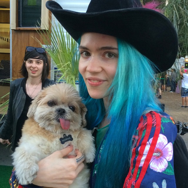 E essa é a canadense Claire Boucher, mais conhecida pelo seu projeto de synthpop Grimes. Seu cachorro hipsterzinho safado...