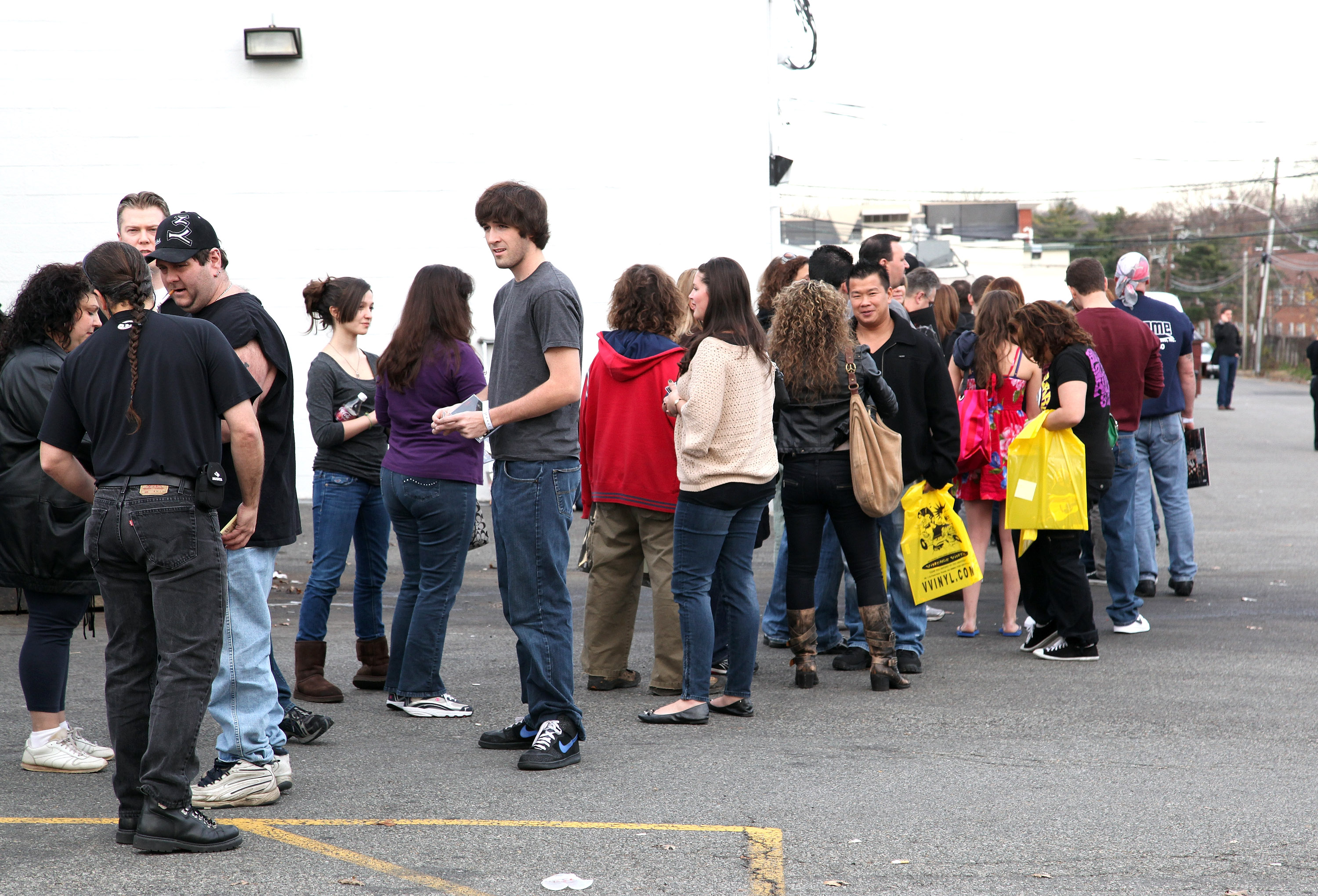 Um pacote estranho ficou jogado por horas em um supermercado em Detroit Lakes, Minnesota. A loja foi evacuada, a polícia foi chamada para investigar, o esquadrão antibombas chegou para desarmar o possível explosivo. No fim, descobriram que aquilo era só um casaco recheado de produtos possivelmente roubados da loja, que o ladrão não conseguiu carregar. Dãr!