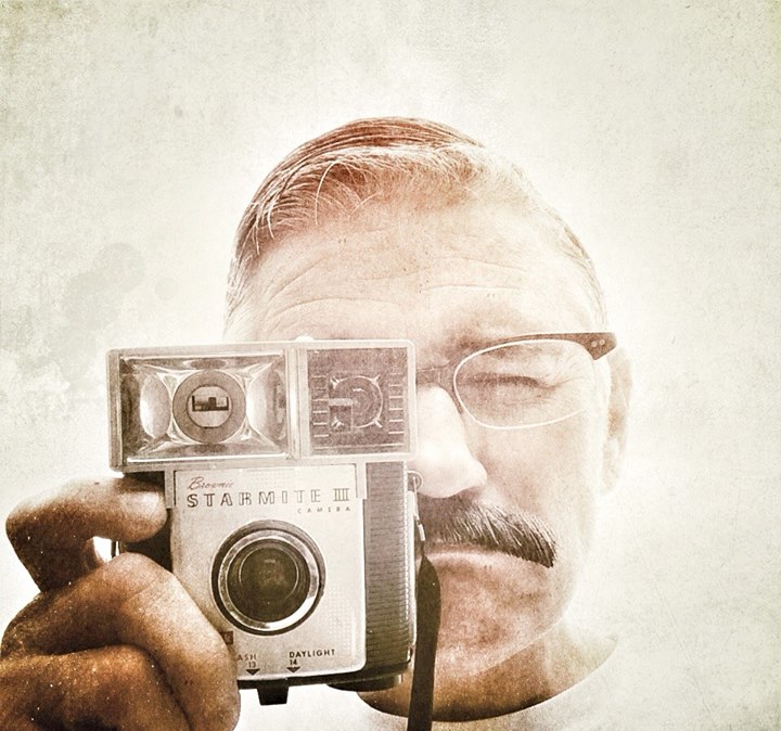 A fotógrafa S. Van Lokey testou diferentes bigodes e se fotografou para o 'Movember'