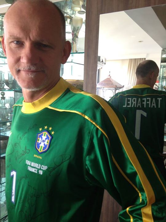 Taffarel totalmente irreconhecível com a camisa da seleção 