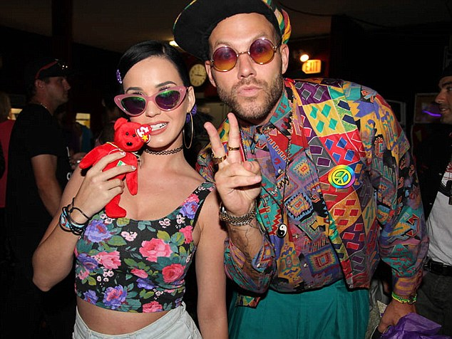 Todos coloridinhos, Katy Perry e Johnny Wujek