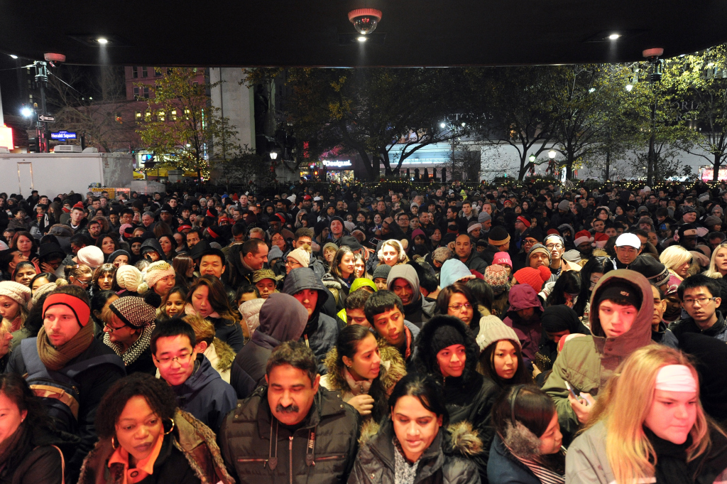 Em tempos de tumulto, se dá melhor aquele que leva proteção para sair na frente – é assim que o público que frequenta as Black Fridays pensa. Na Filadélfia, uma mulher atacou uma concorrente com uma arma de choque e aparentemente resolveu a disputa. Ninguém saiu ferido, só levemente chocado (hã, hã).