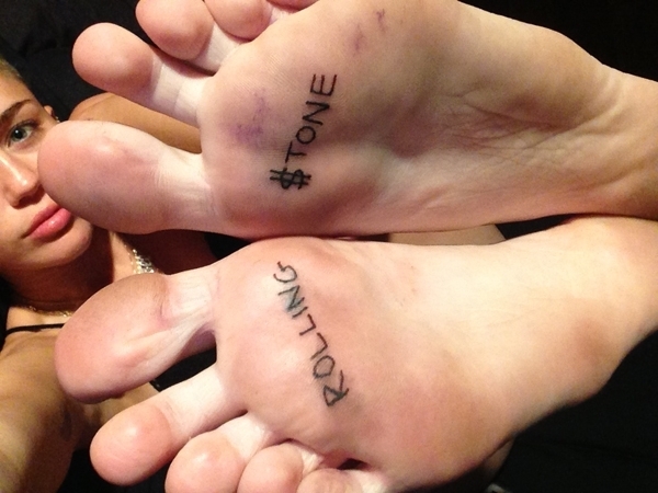 “Rolling $tone”, em 2013, planta dos pés: Miley fez esta tatuagem para celebrar a sua primeira capa na revista de música mais cultuada e importante do mundo.