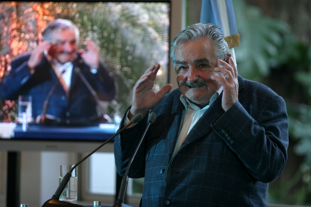 Pepe Mujica se veste sempre sem gravata e de forma bem informal 