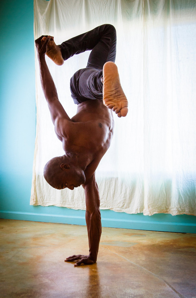 Homens fazendo yoga (Crédito: Reprodução/Amy Goalen)