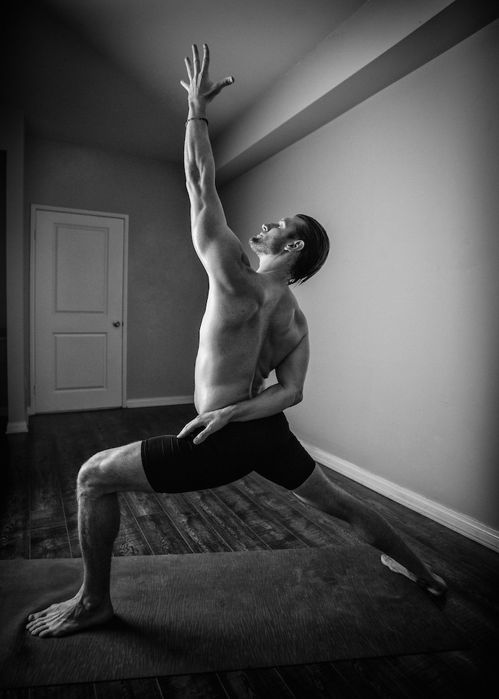 Homens fazendo yoga (Crédito: Reprodução/Amy Goalen)