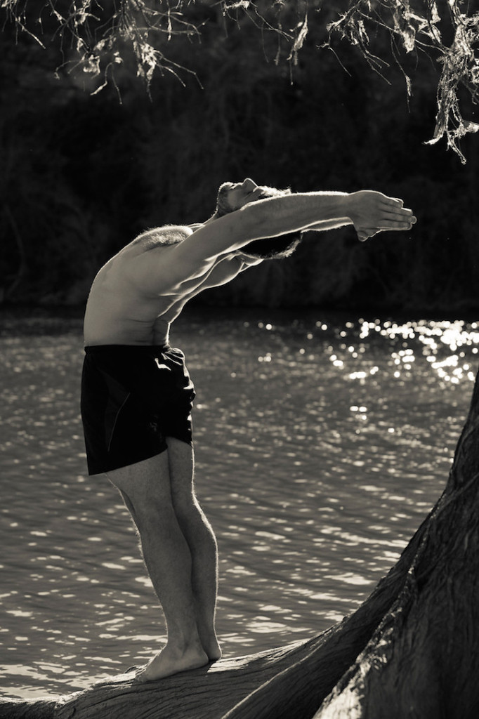 Homens fazendo yoga (Crédito: Reprodução/Amy Goalen)