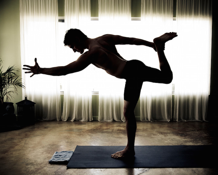 Homens fazendo yoga (Crédito: Reprodução/Amy Goalen)