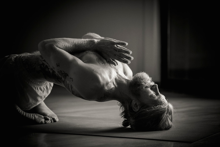 Homens fazendo yoga (Crédito: Reprodução/Amy Goalen)
