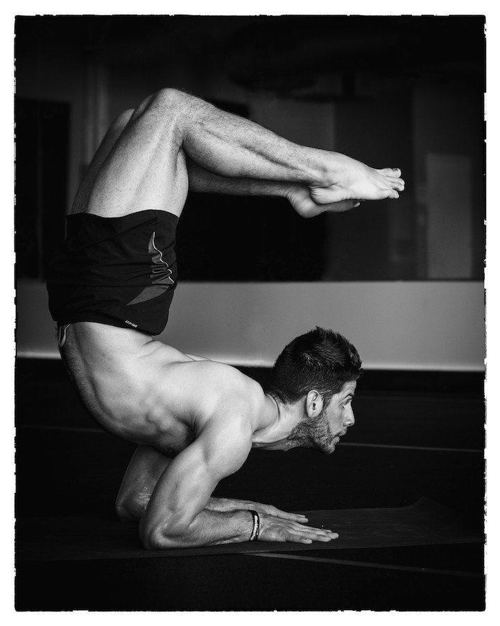 Homens fazendo yoga (Crédito: Reprodução/Amy Goalen)