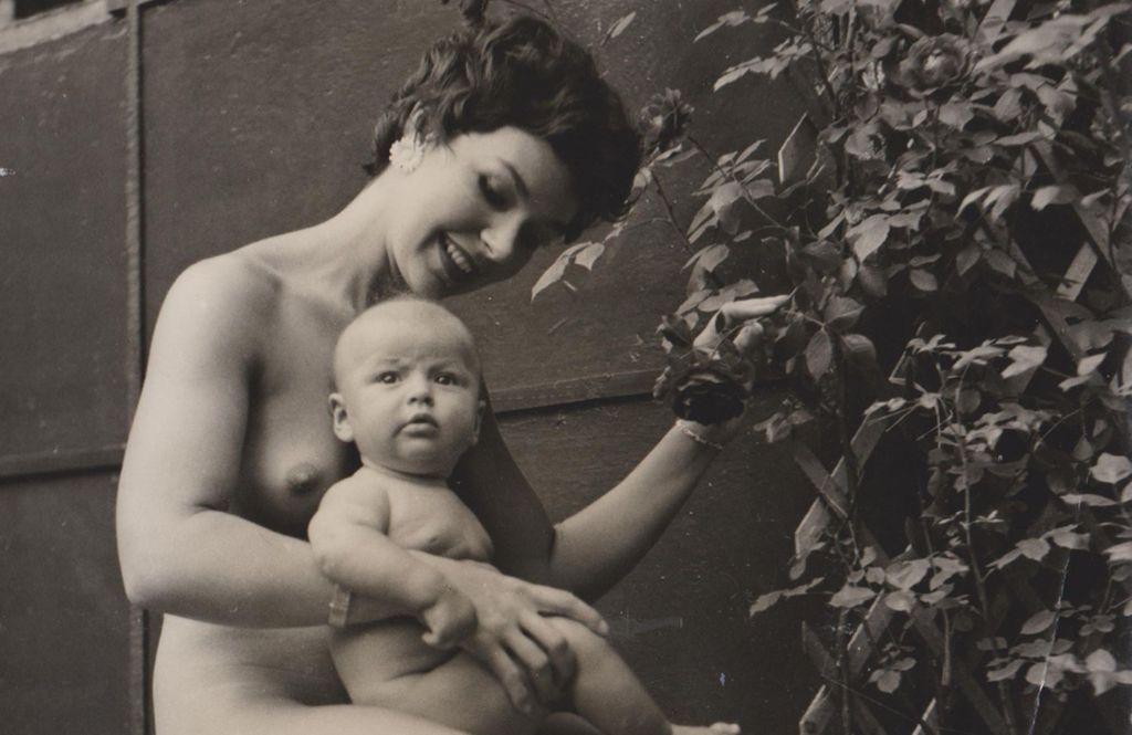 Iseult no colo de sua mãe, em 1929