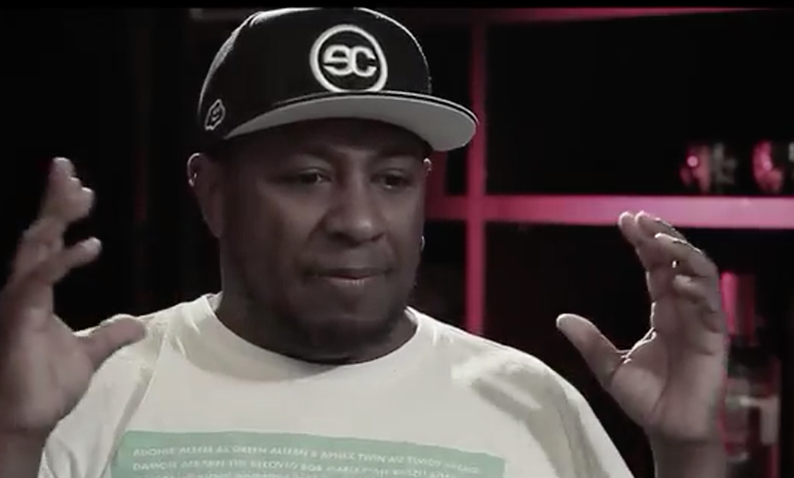 Programa Todo Mundo É DJ invade estúdio do DJ Marky e mostra seus discos