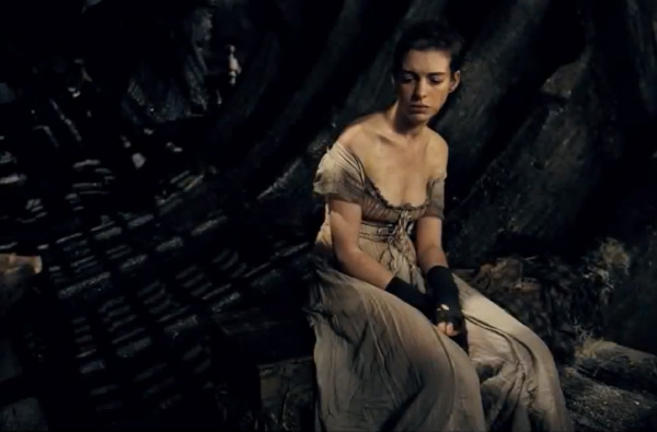 Anne Hathaway também eliminou quilos (cerca de 11 -- de onde ela tirou isso?) para interpretar a prostituta Fantine no musical Os Miseráveis