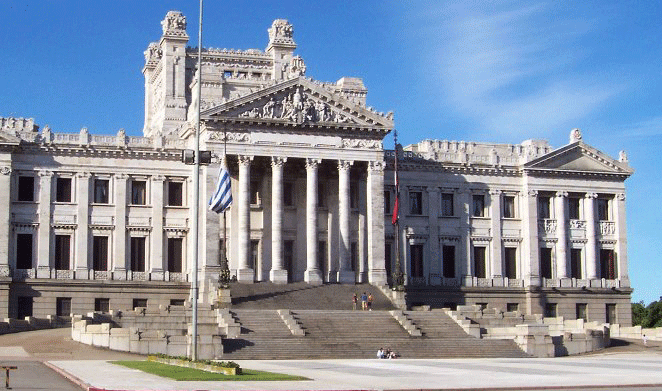 Palácio Legislativo do Uruguai  que aprovou a legalização do aborto, o casamento entre pessoas do mesmo sexo e a inédita lei de consumo e venda de maconha