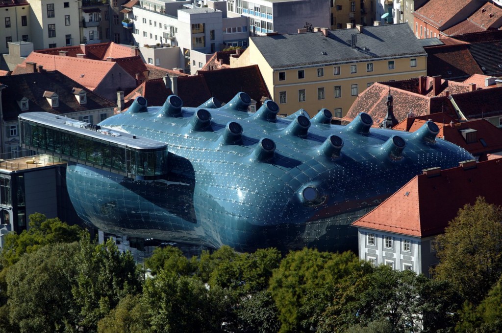 Peter Cook e Colin Fournier, em 2003, assinam o Museu de Arte de Graz, na Áustria.
