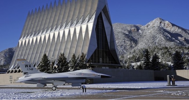 Capela da Academia da Aeronáutica Americana, no Colorado (EUA). 