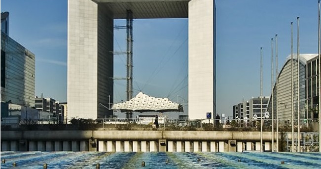 O arco La Defense, em Paris, mistura funcionalidade e ostentação: funciona como prédio de escritórios e monumento. O projeto é de autoria de Johann Otto von Spreckelsen e Erik Reitz.  
