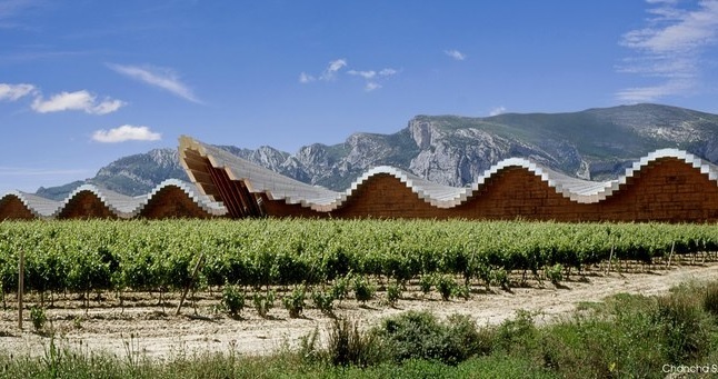 Santiago Calatrav assina a sede da adega Ysios, em Rioja, na Espanha.
