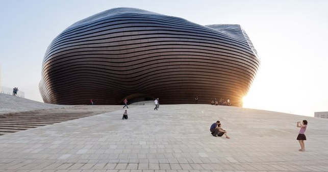 O escritório chinês MAD Arquitetos desenvolveu o Ordos Art & City Museum, em Ordos, na Mongólia.