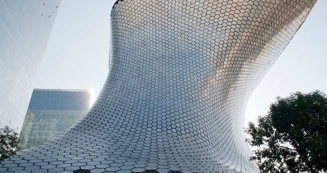 O mexicano Fernando Romero criou, em 2011, o Soumaya Museum, na Cidade do México.