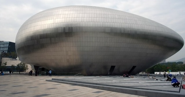 O arquiteto Zhu Pei pensou no OCT Design Museum com formato de gota d’água.