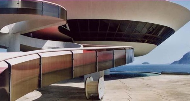 Oscar Niemeyer desenhou o Museu de Arte Contemporânea de Niterói. 
