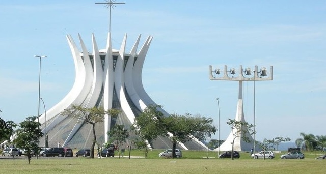 Niemeyer também desenvolveu a Catedral Metropolitana de Brasília.