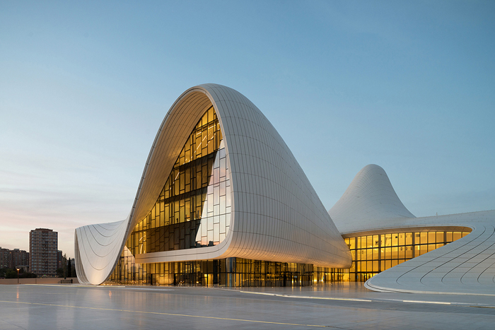 A famosa arquiteta iraquiana Zaha Hadid é autora do projeto do Centro Cultural Heydar Aliyev, em Baku, capital do Azerbaijão.